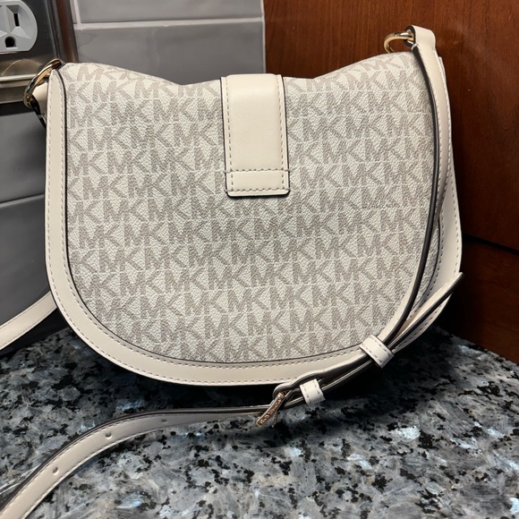 NWT!  So Cute for Summer!! Brand New Michael Kors Gaby Crossbody - Picture 5 of 5